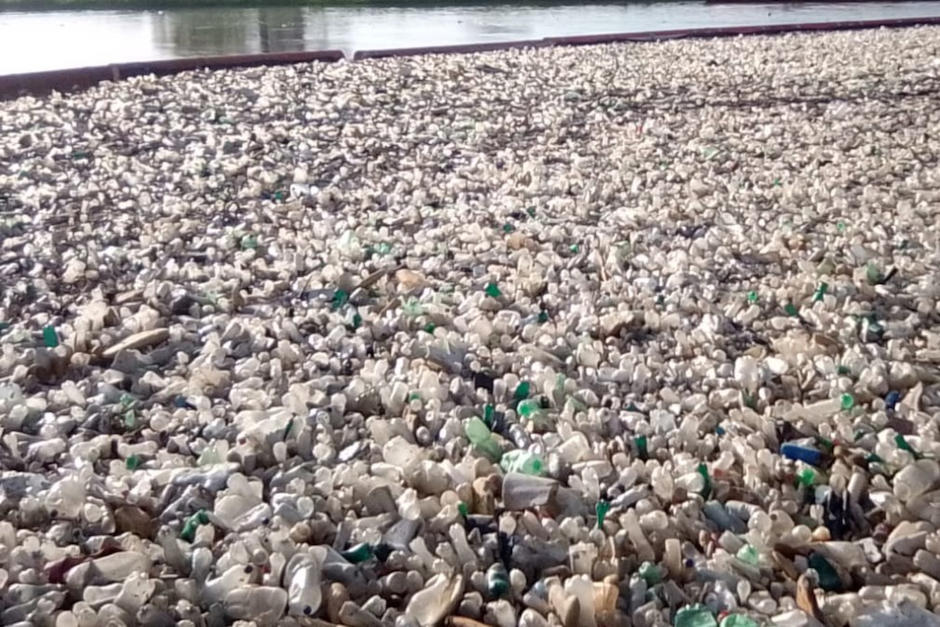 La millonaria inversión en biobardas hechas de materiales de plástico en el río Motagua para detener desechos de plástico no funciona y el problema continúa. (Foto: El Tiempo Honduras)