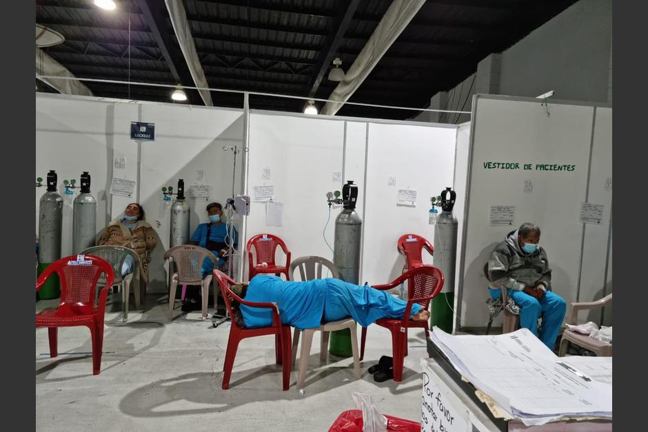 Esta semana circularon en redes sociales fotografías de pacientes en el piso y en sillas, debido a la saturación en el Hospital Temporal del Parque de la Industria. (Foto: Archivo/Soy502)