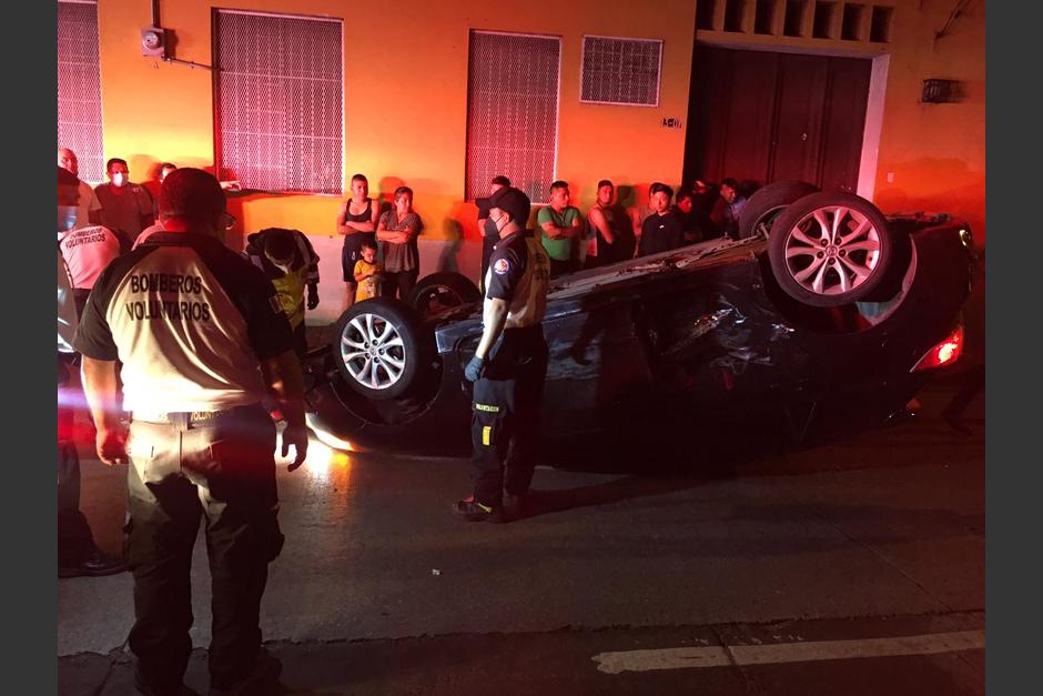 Un vehículo volcó en un accidente de tránsito que se produjo en horas de la madrugada en la&nbsp;12 avenida y 13 calle de la zona 1. (Foto: Bomberos Voluntarios)