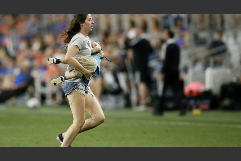 Un niño de dos años se metió a un campo de fútbol mientras se disputaba un partido en Estados Unidos. (Foto: actualidad.rt.com)