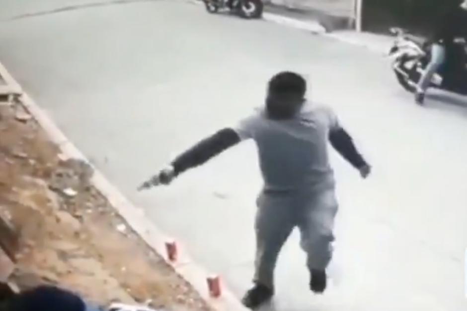 El hombre dispar&oacute; en m&uacute;ltiples ocasiones en contra de su v&iacute;ctima. (Foto: captura de video)&nbsp;