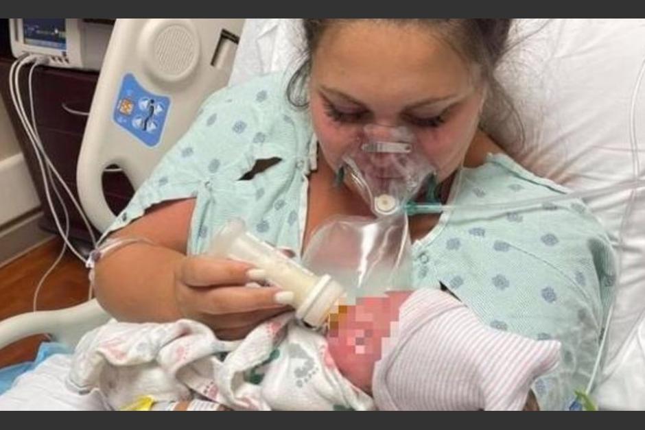 Luego de sostener unos minutos a su bebé, la madre fue llevada a cuidados intensivos donde falleció por Covid-19. (Foto: Twitter)