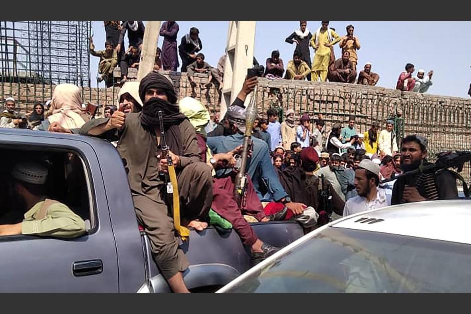 Ciudadanos buscan escapar de Kabul tras la llegada de los talibanes. (Foto:&nbsp;Caracol Radio )&nbsp;