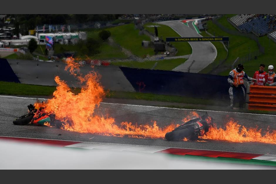 El impacto entre ambas motos provoc&oacute; un incendio en segundos. (Foto: AFP)