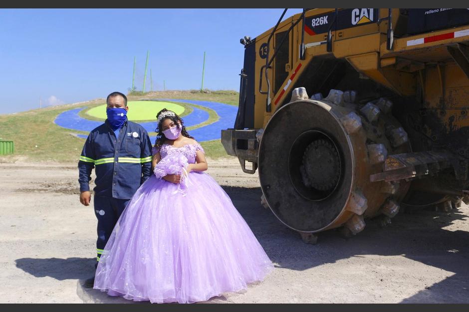 Diana y su padre, Jorge posaron muy contentos en una sesi&oacute;n de fotos especial para la quincea&ntilde;era. (Foto: Red Ambiental)