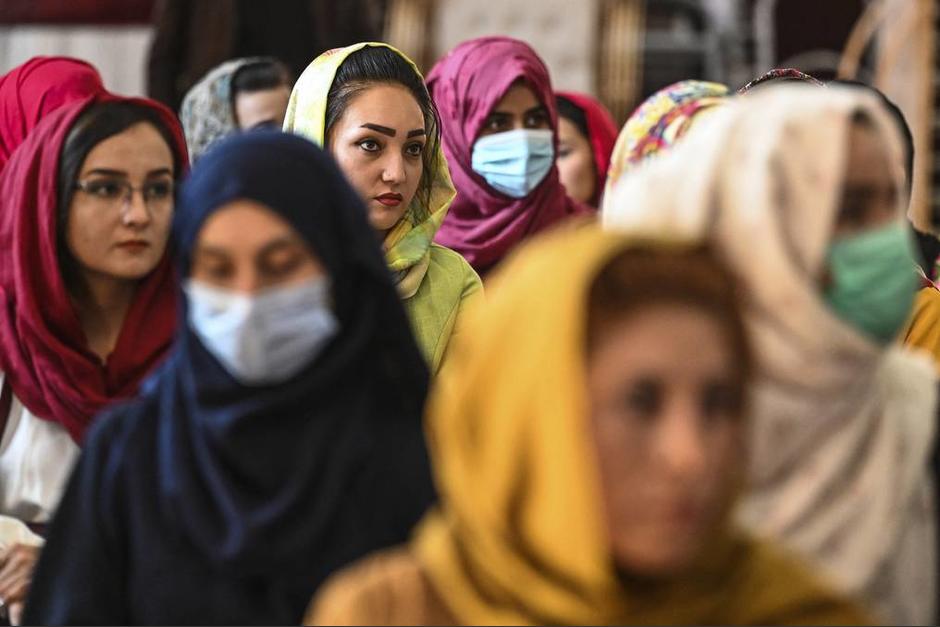 Durante 1996 y 2001, los talibanes en el gobierno impusieron una visión ultraortodoxa de la ley islámica que impedía a las mujeres estudiar o trabajar. (Foto: AFP)