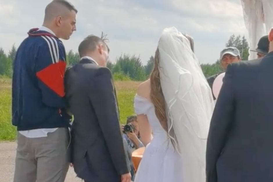 El novio iba tan ebrio que requiri&oacute; la ayuda de una persona para sostenerlo. (Foto: Tik tok)