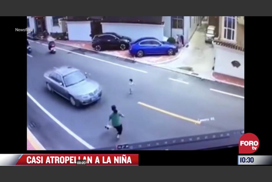 El incidente qued&oacute; registrado en una c&aacute;mara de vigilancia, que capta el momento de angustia de la mujer. (Captura Video)