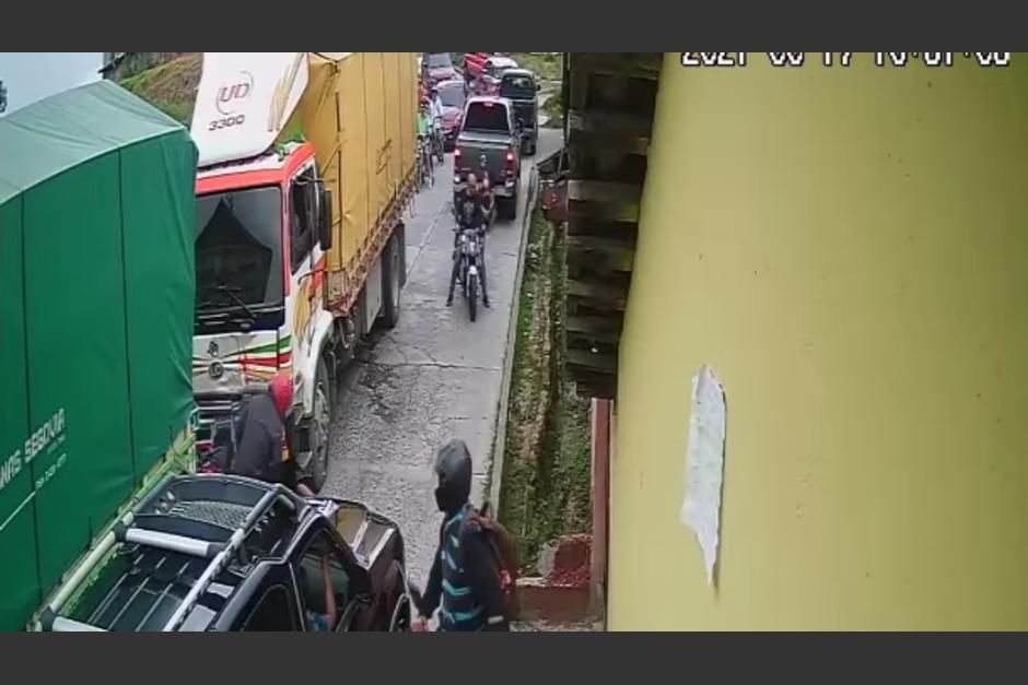 Una cámara de seguridad grabó el momento en el que un camión atropelló a dos motoristas. (Foto: Captura de video)