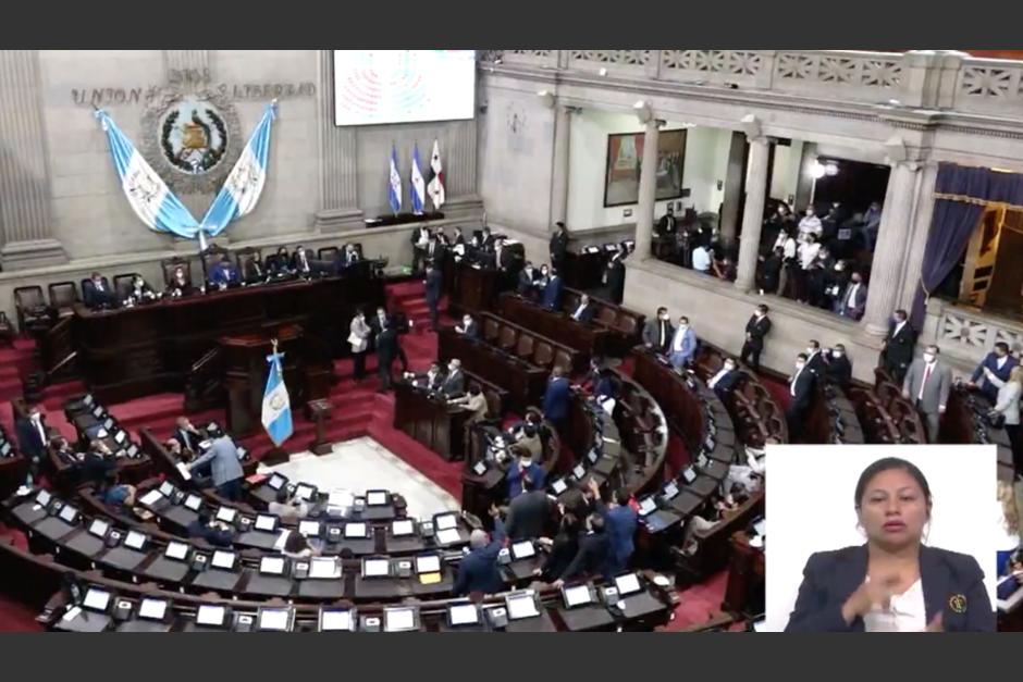 Diputados se pelean porque no les dan la palabra durante primera lectura del Estado de Calamidad. (Foto: Captura de video)