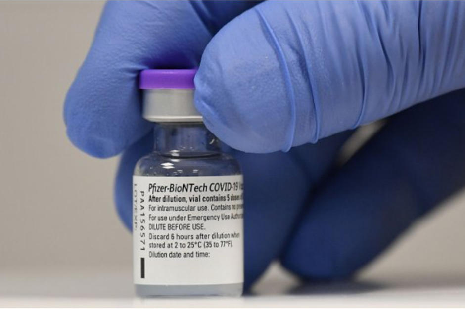 Uno d elos centros de vacunación ya anunció la primera dosis de esta marca. (Foto: AFP)&nbsp;