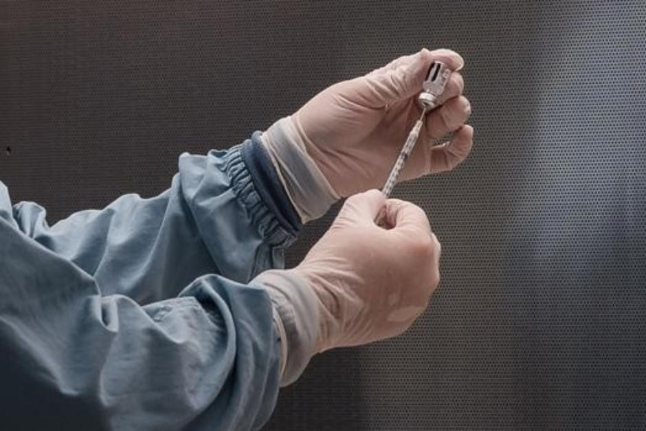 Las vacunas Pfizer y Moderna dan más efectos secundarios. (Foto: AFP)&nbsp;