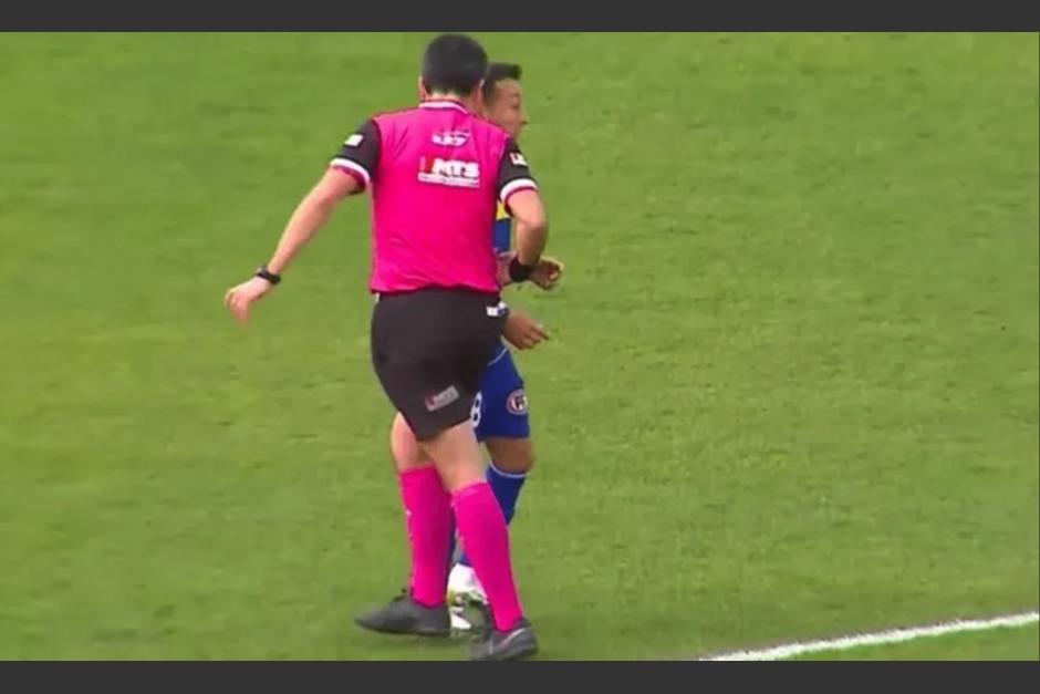El incidente quedó captado ante las cámaras y el sindicato de futbolistas piden sanciones para el referí. (Captura Video)