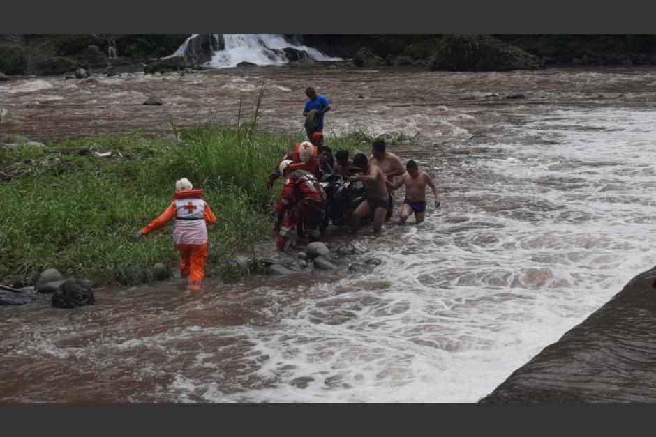 Un motorista es rescato al ser arrastrado por el río Naranjo. (Foto: Cruz Roja)
