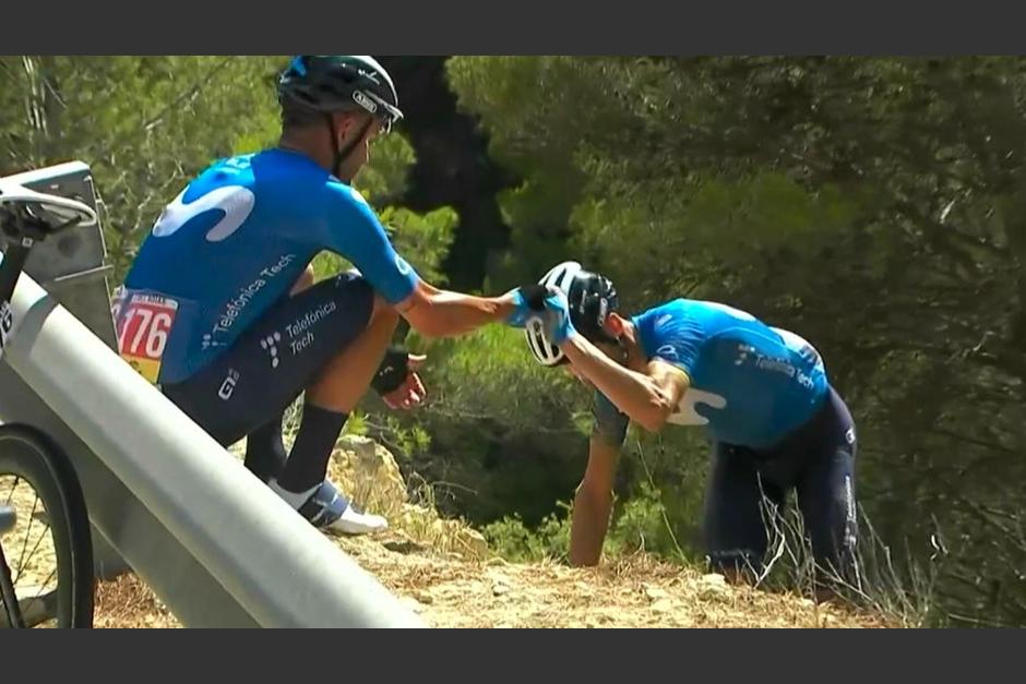 Alejandro Valverde estuvo a punto de irse por un barranco tras su ca&iacute;da. (Foto: Europa Press)
