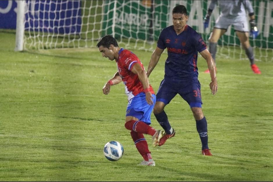 Carlos Gallardo disputa el bal&oacute;n con Christopher Ram&iacute;rez. (Foto: Cindy Alonzo/Soy502)