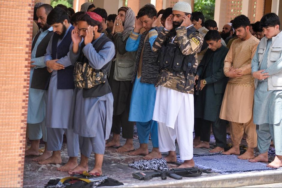 Los talibanes han impuesto reglas muy estrictas a mujeres y hombres. (Foto: AFP)