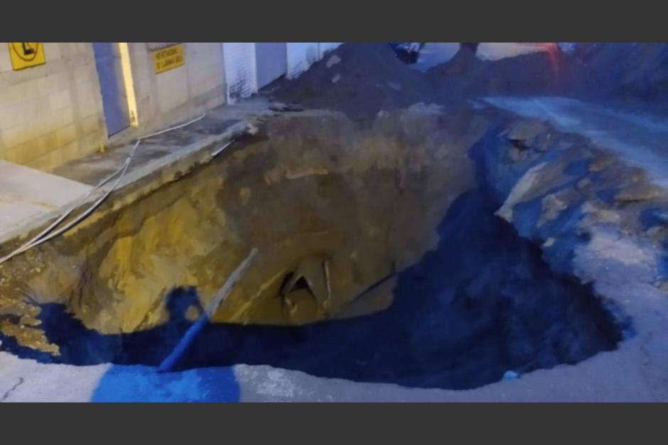 El agujero se abri&oacute; debido a las intensas lluvias. (Foto: Conred)&nbsp;