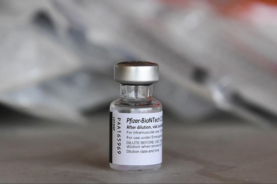 La Agencia de Medicamentos de Estados Unidos (FDA) señaló en un comunicado que "aprobó la primera vacuna contra covid-19" en el país. (Foto: AFP)