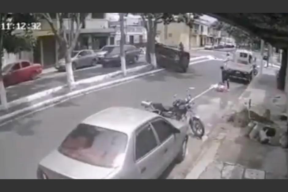 Hombres que minutos antes habían robado un vehículo provocaron un accidente de tránsito en la zona 11. (Foto: captura de video)