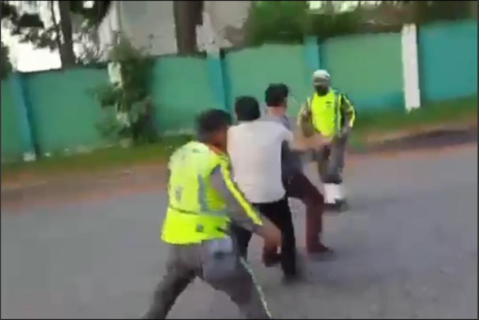 El incidente se difundo en las redes sociales, pero se desconoce los hechos que originaron la furia del ciudadano que agredió al PMT. (Captura Video)