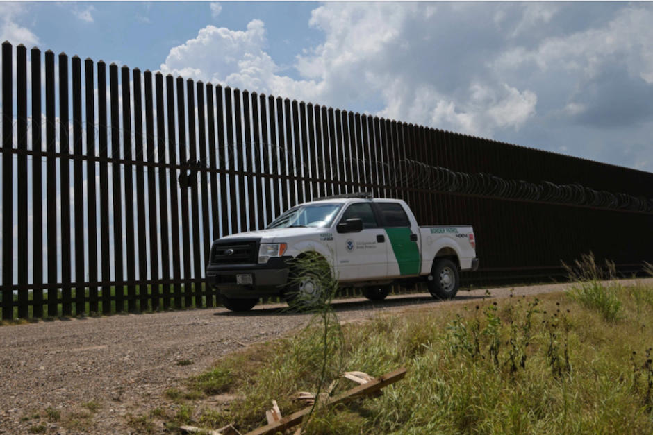 Un bebé de 10 meses murió al tratar de ser pasado por la frontera con Estados Unidos. (Foto: AFP)&nbsp;