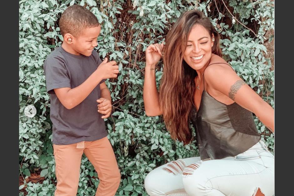 La modelo brasile&ntilde;a&nbsp;Carol Nakamura adopt&oacute; al ni&ntilde;o que viv&iacute;a en el basurero. (Foto: Instagram)