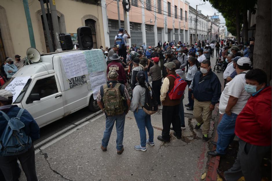 Un grupo de veteranos militares realiza una manifestación en las afueras del Congreso de la República. (Foto: Wilder López/Soy502)