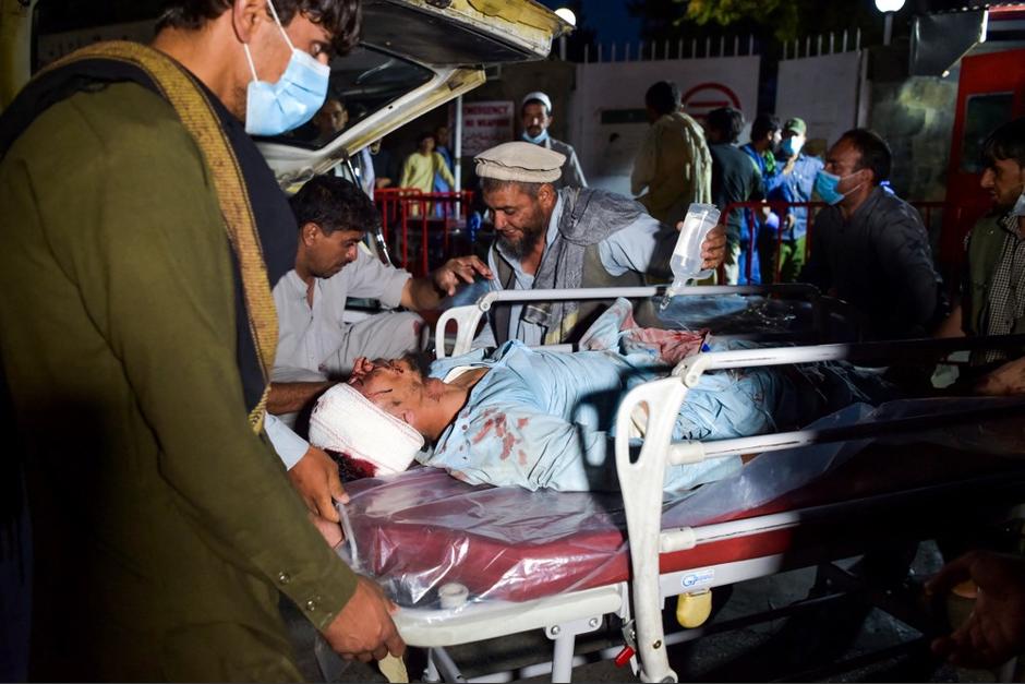 El atentado que tuvo lugar el jueves en el exterior del&nbsp;aeropuerto&nbsp;de&nbsp;Kabul&nbsp;dejó entre 13 y 20 fallecidos y 52 heridos, indicó a la AFP el principal portavoz de los talibanes. (Foto: AFP)