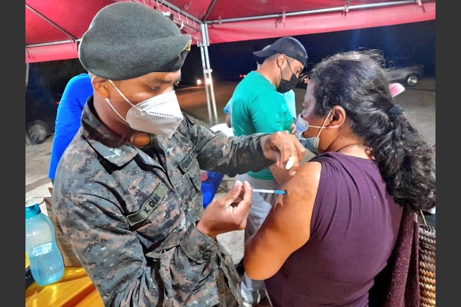 Tres centros de vacunación contra el covid-19 atenderán hasta la medianoche. (Foto: Ejército de Guatemala)