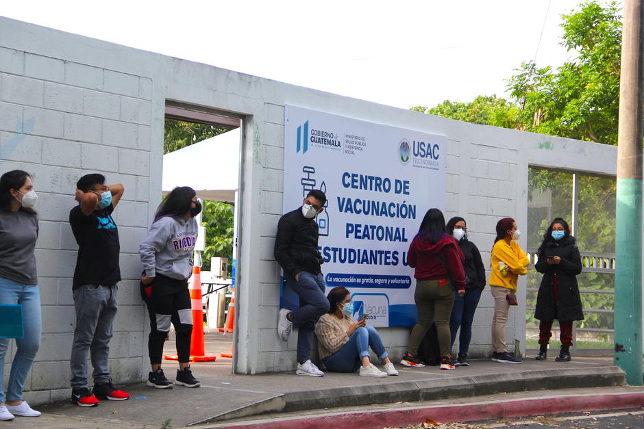 Los estudiantes están preparados para recibir la segunda dosis de la vacuna contra el Covid-19. (Foto: Fredy Hernández/Soy502)