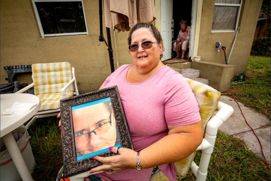Lisa Steadman sobrevivió al Covid-19, pero después de estar hospitalizada encontró a su esposo Ron, fallecido. (Foto: The Ledger)