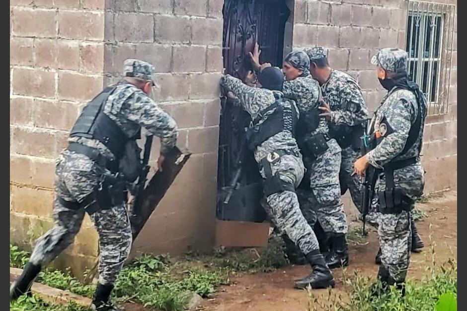 Agentes policiales rescataron a las personas que llevaban tres d&iacute;as sin ingerir alimentos. (Foto: PNC El Salvador)