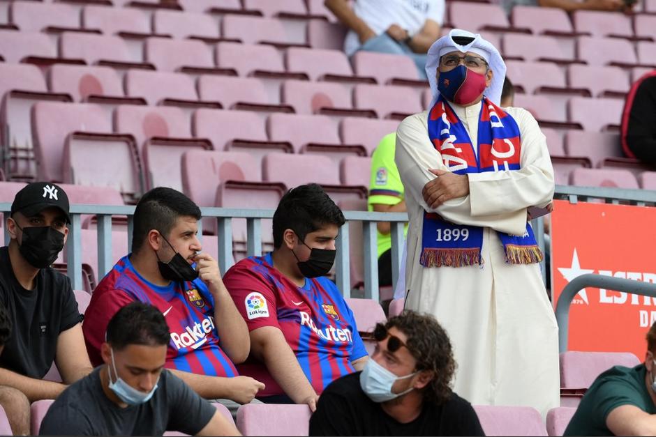 La afici&oacute;n del Barcelona record&oacute; de nuevo a Messi, pero ahora envi&oacute; un mensaje al PSG. (Foto: AFP)