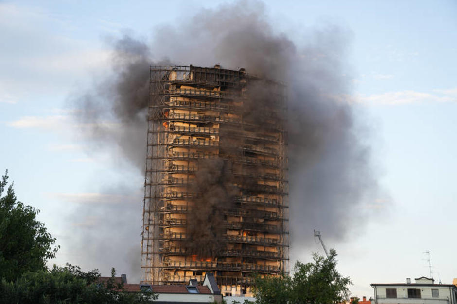 En un acto heroico los bomberos lograron sacar a los residentes del edificio. (Foto: Staradvertiser)