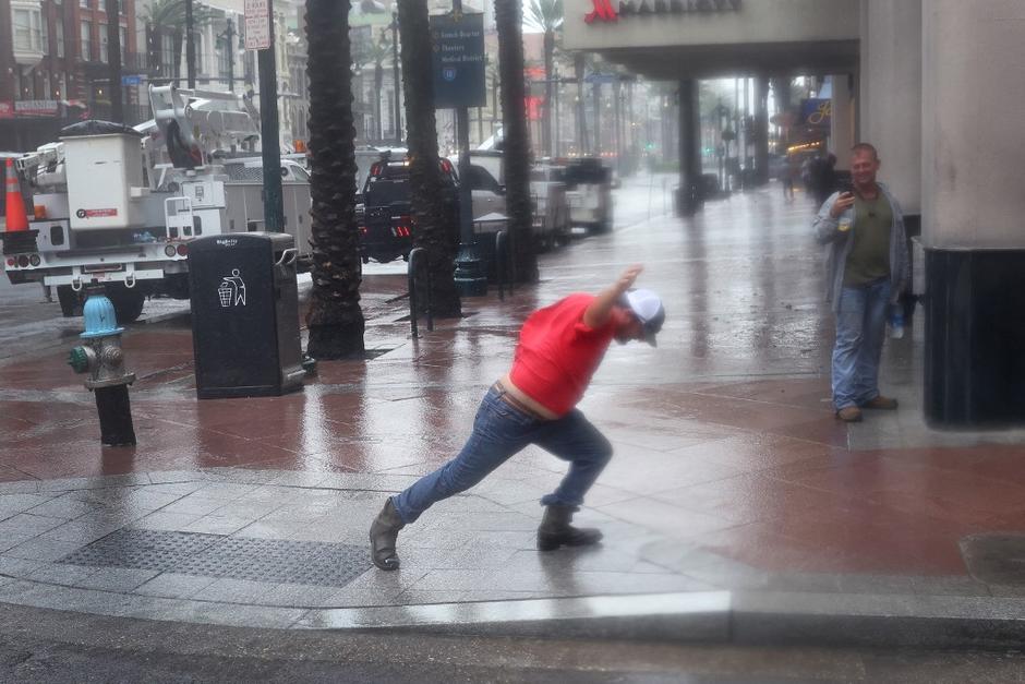 Un hombre trata de caminar durante el paso del huracán Ida&nbsp;por EE. UU., el cual provocó vientos de hasta 240 kilómetros por hora. (Foto: AFP)