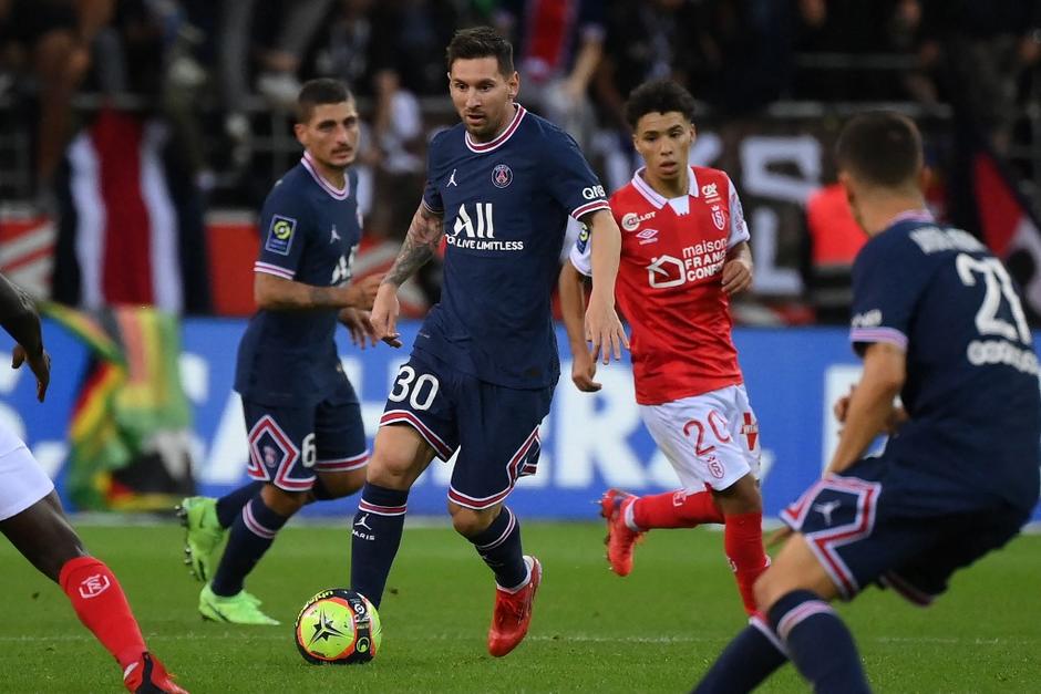 Messi disput&oacute; sus primeros minutos como jugador del PSG. (Foto: AFP)