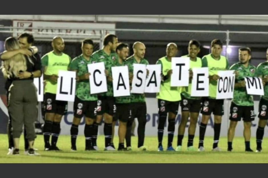 Celso Ayala, el actual técnico de River Plate, le pidió casamiento a su pareja en pleno campo de juego. (Foto: TyC)