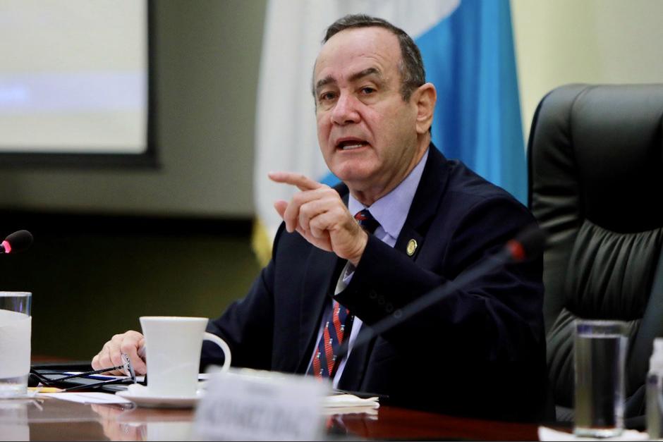 El presidente Alejandro Giammattei pidió a la población no ir a las cantinas para evitar el contagio de covid-19. (Foto: Twitter/Alejandro Giammattei)