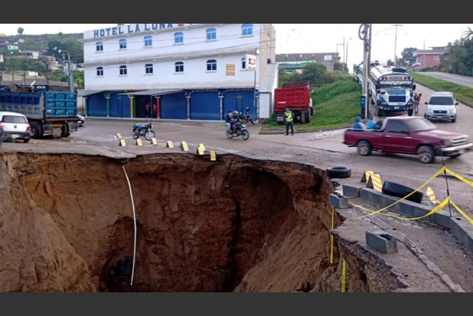 Las fuertes lluvias provocaron el enorme hundimiento. (Foto: PMTCQ)&nbsp;