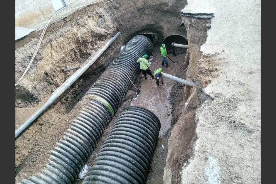 Los vecinos grabaron el hundimiento en la colonia de Mixco. (Foto: captura pantalla)&nbsp;