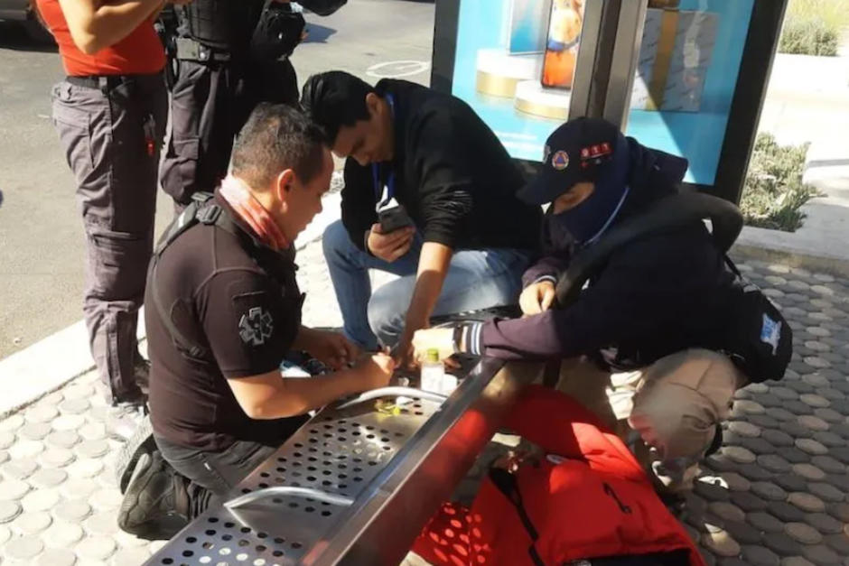 Su dedo qued&oacute; atorado en los agujeros de una banca para esperar buses. (Foto: redes sociales)