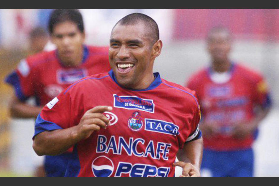 El legendario jugador de Municipal recuerda sus inicios, en los que tuvo que luchar contra los bajos recursos y los sue&ntilde;os de ser uno de los mejores futbolistas de Guatemala. (Foto: Soy502)