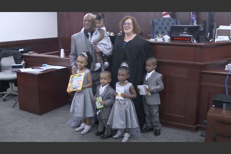 Los ni&ntilde;os iban a ser dados en adopci&oacute;n a diferentes familias, as&iacute; que los adopt&oacute; para que no se separaran. (Foto: CBS News)