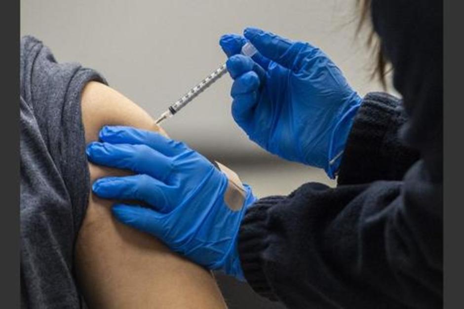 Un hombre&nbsp;intent&oacute; que le pusieran la inyecci&oacute;n contra el Covid-19 en un brazo de silicona. (Foto: AFP)