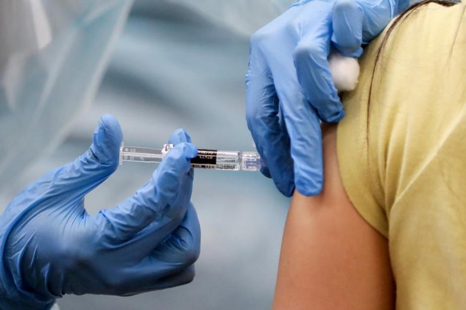 El Ministerio de Salud informa del proceso para adquirir la tercera dosis de vacuna contra el Covid-19. (Foto: AFP)