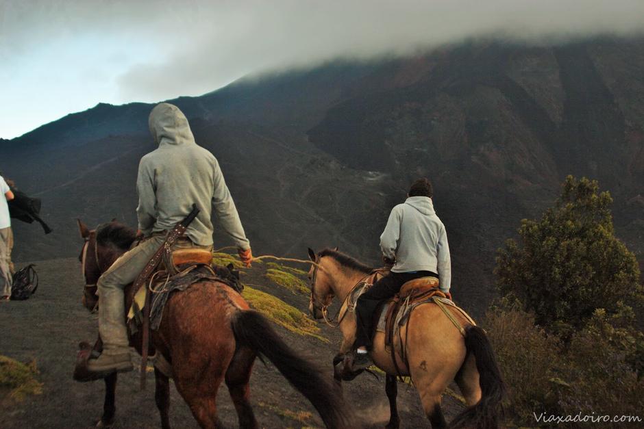 El volcán Acatenango es el tercero más alto de Guatemala, por lo que muchos visitantes prefieren pagar para hacer el ascenso en caballo o carro. (Foto: viaxadoiro.com)&nbsp;