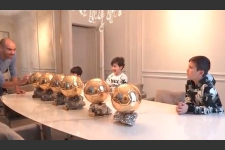 Thiago Messi conmovi&oacute; en redes sociales luego del video publicado en el que reacciona a los Balones de Oro de su padre. (Foto: Captura de pantalla)&nbsp;