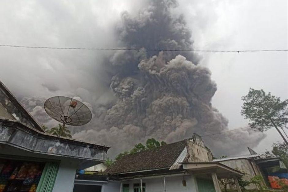 El Volcán Semeru, en Indonesia, realizó una impresionante erupción. (Foto: The Mirror)