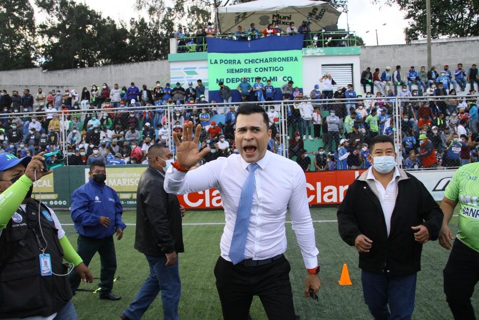 El alcalde Mixco, Neto Bran, fue captado en el Estadio Santo Domingo de Guzmán, Mixco. (Foto: cortesía) 